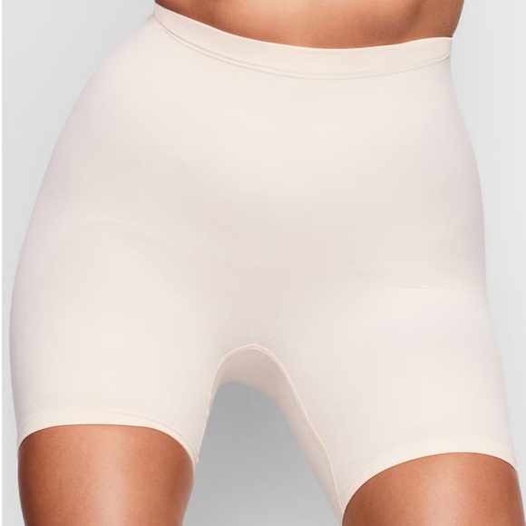 SKIMS Other - SKIMS SCULPTING MID THIGH SHORTS